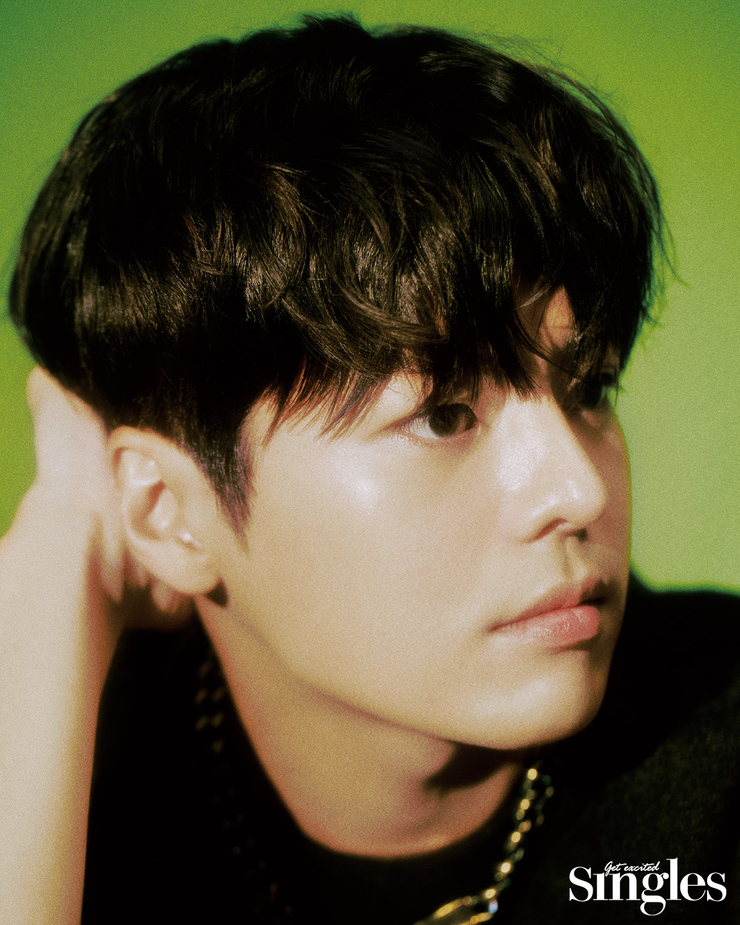 디올 맨의 상의와 네크리스를 착용한 화보 속 려운의 모습